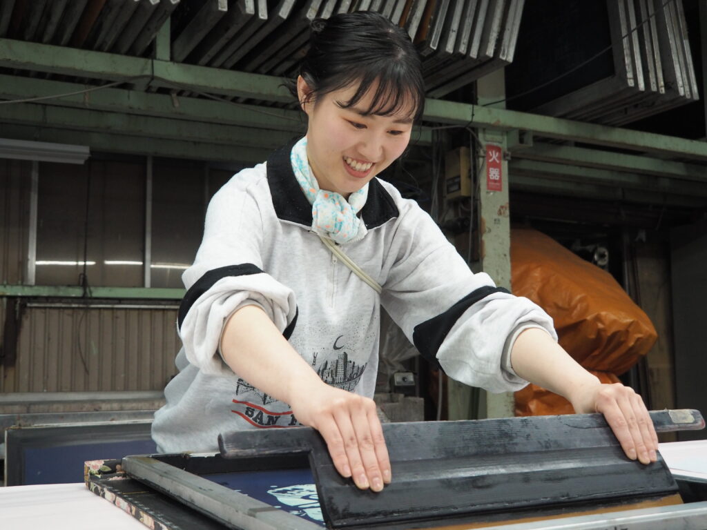 武藤染工さんで手捺染に挑戦するしらいふうなさん